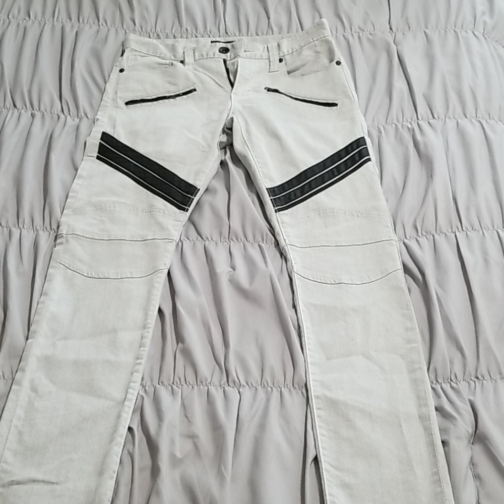 Men's black accents with zippers skinny pant.
